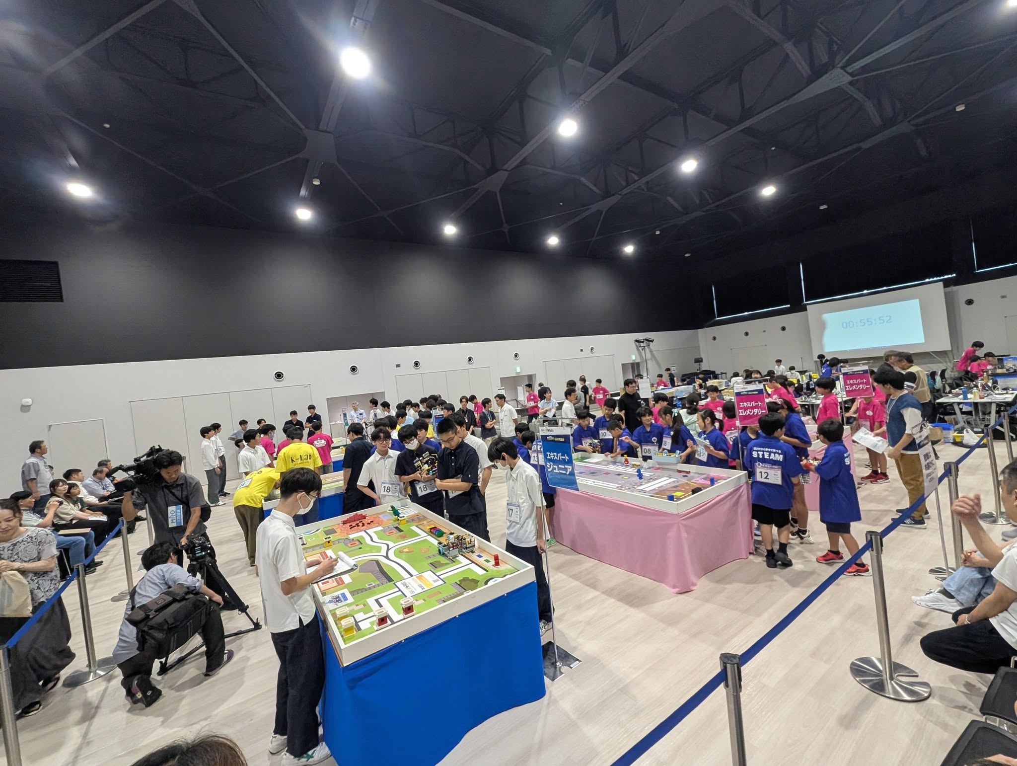 テーブル、群衆の画像のようです